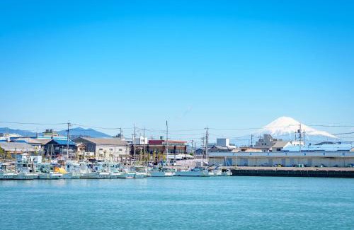 Suruga Ward Apartment | 貸切古民家 海まで徒歩3分 富士山の見える海岸 最大14名宿泊 家族親戚 帰省 合宿 BBQ Japanese ミクソロジーハウスふじや Mixology House Fujiya