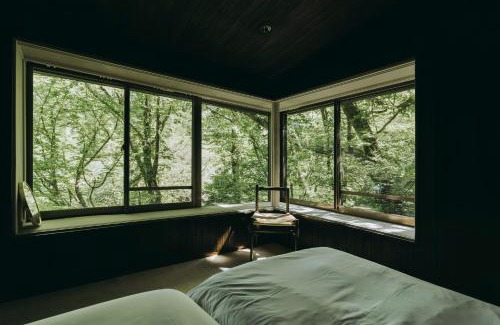 Hakone Villa | 高台の森に佇むモダニズム建築 露天風呂 サウナ 檜風呂 ENN hakone