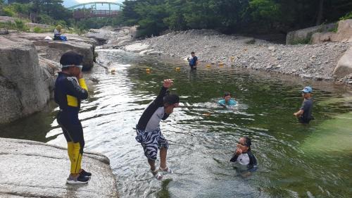 Toseong House | 강원 고성ㅡ 숲속오두막 Forest Cabin 잔디마당 독채 바다차량5분 설악산 울산바위