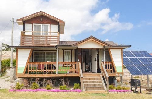 Toseong House | 강원 고성ㅡ 숲속오두막 Forest Cabin 잔디마당 독채 바다차량5분 설악산 울산바위