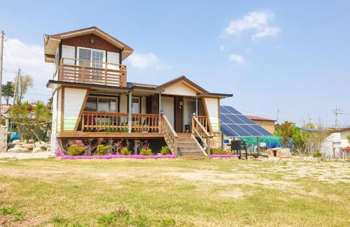 Toseong House | 강원 고성ㅡ 숲속오두막 Forest Cabin 잔디마당 독채 바다차량5분 설악산 울산바위