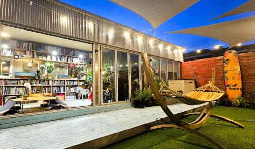 Yangyang House | 양철지붕위의 고양이Cat on a Hot Tin Roof