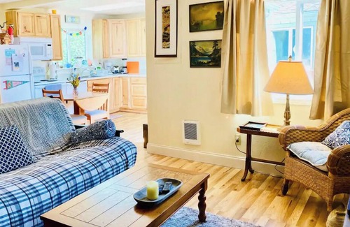 Seaview Cabin | .08 mi walk to the beach, fully equipt home, wifi, quiet neighborhood.