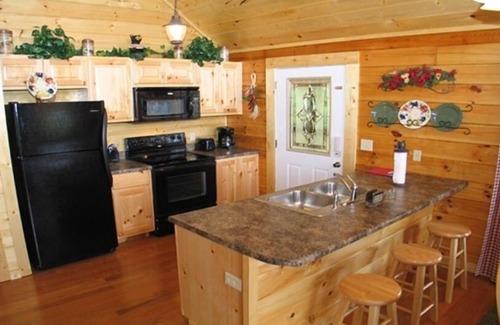 Gatlinburg - Pigeon Forge Cabin | 1/2 mile to PKWY 2 B/2BA + Bunk Beds Wifi Baby High Chair and Porta Crib