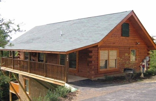 Gatlinburg - Pigeon Forge Cabin | 1/2 mile to PKWY 2 B/2BA + Bunk Beds Wifi Baby High Chair and Porta Crib