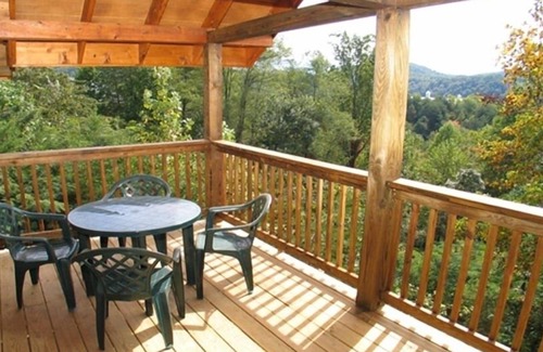 Gatlinburg - Pigeon Forge Cabin | 1/2 mile to PKWY 2 B/2BA + Bunk Beds Wifi Baby High Chair and Porta Crib
