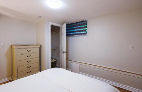 Mississauga Apartment | 1,200sq ft comfy home, perfect location, luxury bedding, feels like home!