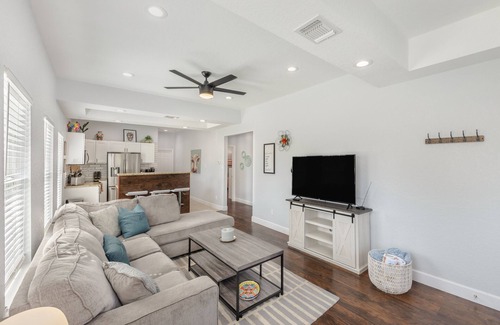 Nevada Street House | 1.4 Miles from Riverwalk, Firepit, Cactus House 🌵
