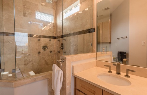 Hancock Apartment | 1 bed 1 bath modern flat right in Central Austin