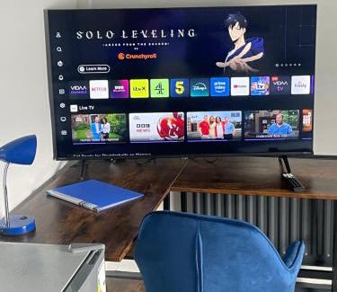 Wingate House | 1 Bed Flat with King or Twin Beds, Sofa Bed, Work space, Dining and SMART TV with Free Wifi Throughout!