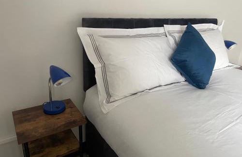 Wingate House | 1 Bed Flat with King or Twin Beds, Sofa Bed, Work space, Dining and SMART TV with Free Wifi Throughout!