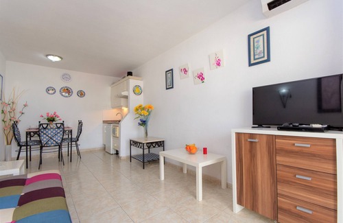 Costa Adeje Hotel | 1 Bed Hotel Apt. in Costa Adeje, Few minutes walk to Beach, Shops & Restaurants