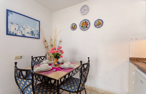 Costa Adeje Hotel | 1 Bed Hotel Apt. in Costa Adeje, Few minutes walk to Beach, Shops & Restaurants