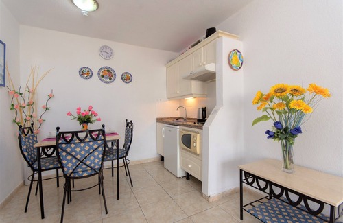 Costa Adeje Hotel | 1 Bed Hotel Apt. in Costa Adeje, Few minutes walk to Beach, Shops & Restaurants