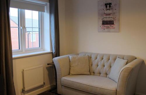 Peterborough House | 1-Bed House - Sleeps 2 - Parking Wifi