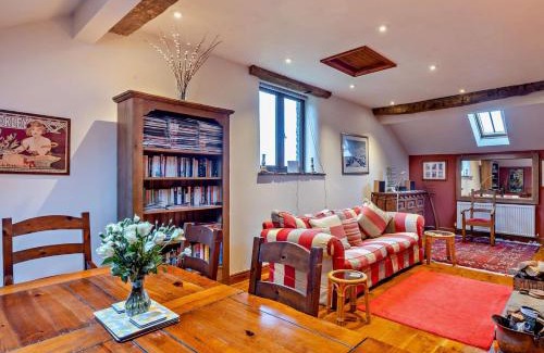 Combs House | 1 Bed in Combs PK674