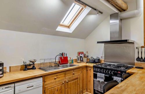 Combs House | 1 Bed in Combs PK674