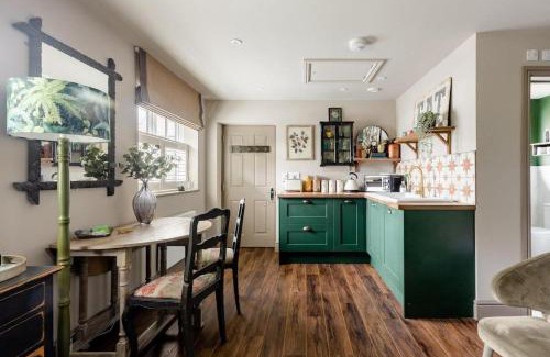 Cobham Apartment | 1 Bed Studio Sleeps 2 -Patio -Garden -Dogs Ok