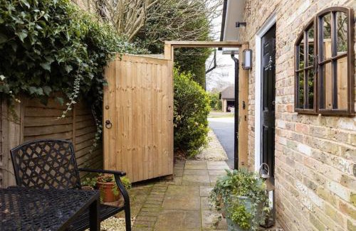 Cobham Apartment | 1 Bed Studio Sleeps 2 -Patio -Garden -Dogs Ok