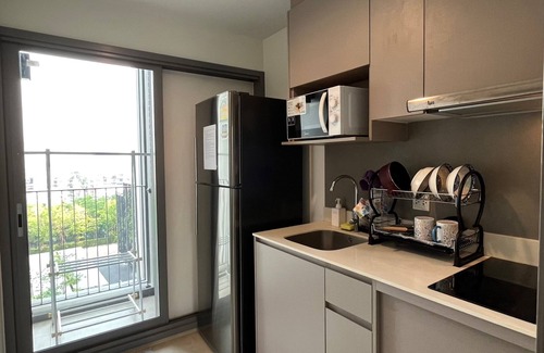 Bang Chak Apartment | 1-bedroom apartment 400 m to sky train with high speed WiFi, rooftop pool, Gym