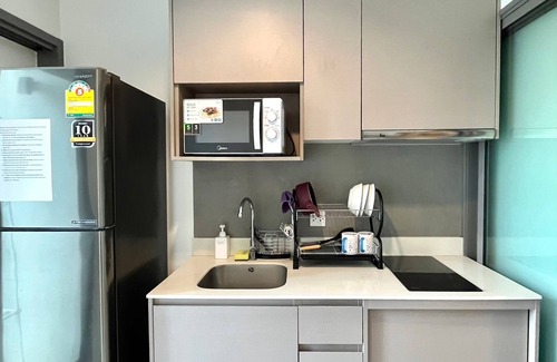 Bang Chak Apartment | 1-bedroom apartment 400 m to sky train with high speed WiFi, rooftop pool, Gym