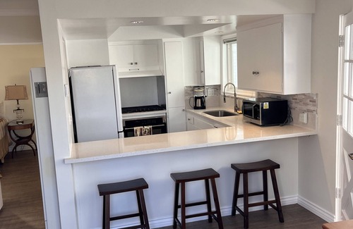 Corona del Mar Apartment | 1-bedroom apartment steps to Beach ,Eating and Shopping