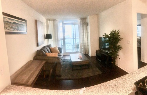 Downtown Toronto Condo | 1 bedroom Condo Steps to CN tower!