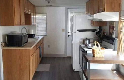 Brownstown House | 1 bedroom sleeps 4 in town with a country feel.