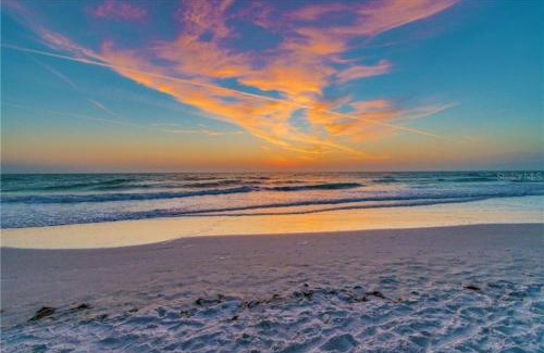 New Port Richey House | 1 Block to Downtown - 7 min to beach - King bed & Free parking