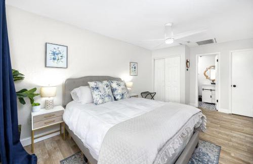 New Port Richey House | 1 Block to Downtown - 7 min to beach - King bed & Free parking