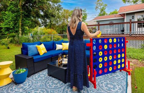 New Port Richey House | 1 Block to Downtown - 7 min to beach - King bed & Free parking