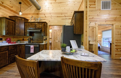 Broken Bow Cabin | 1 BR in Heart of Hochatown - 2 Min Walk to Putt-Putt