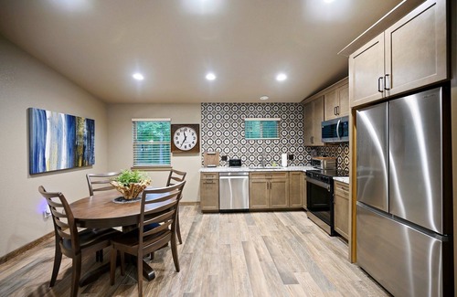 Broken Bow Cabin | 1 BR Near Gutter Chaos - 2 Min Walk W/Playground & Pickleball Court