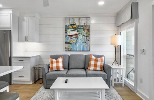 Isle of Palms Condo | 1 BR Top Floor Isle of Palms Oceanfront Sea Cabin