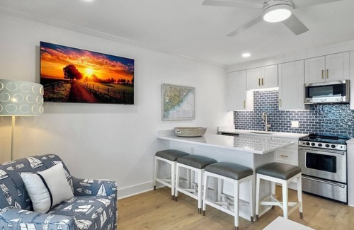 Isle of Palms Condo | 1 BR Top Floor Isle of Palms Oceanfront Sea Cabin