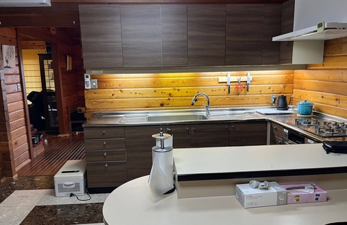 Shodoshima Cottage | 1 couple per day Balcony with a view of the Seto Inland Sea, private space with friends and family, private time! (3 Western-style rooms and 1 Japanese-style room) Pets are allowed.