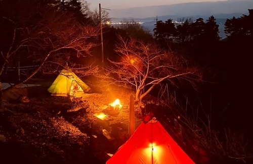 Shodoshima Cottage | 1 couple per day Balcony with a view of the Seto Inland Sea, private space with friends and family, private time! (3 Western-style rooms and 1 Japanese-style room) Pets are allowed.