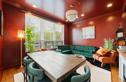 Near West Side Apartment | 1 Free Parking Gym Balcony Sleeps 12