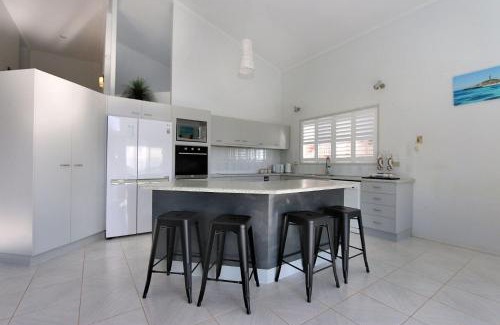 Qunaba House | 1 Hilltop Parade Qunaba