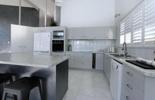 Qunaba House | 1 Hilltop Parade Qunaba