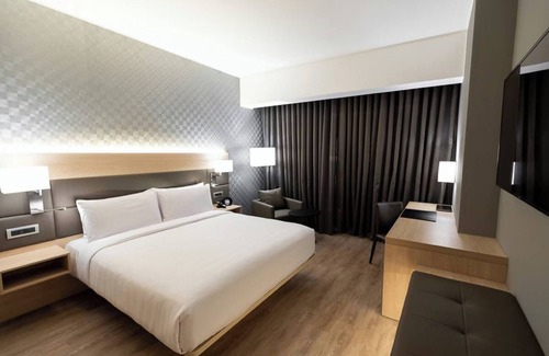 Armendariz Hotel | 1 King Bed w/City View at AC Hotel Lima Miraflores - Near Huaca Pucllana Pyramid