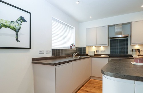 Littlehampton Cottage | 1 MATRONS COTTAGES, pet friendly, with open fire in East Preston