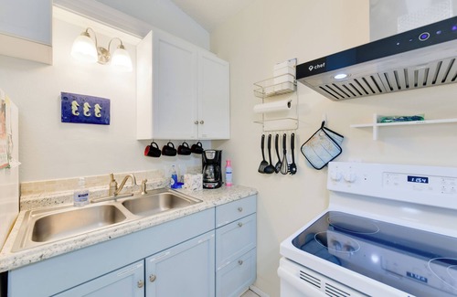 Laurel Apartment | < 1 Mi to Nokomis Beach: Tranquil Couple’s Retreat