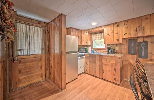Huntingdon House | 1 Mi to Raystown Lake Wyatt Earp Cabin with Deck!