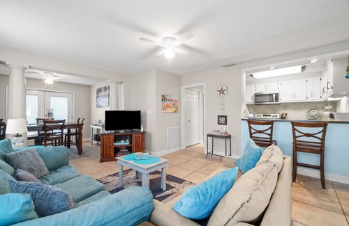 Bid-a-wee Beach House | 1 MINUTE WALK TO PRIVATE BEACH! Central PCB-Pier Park! Sleeps 8-10. Dogs ok.