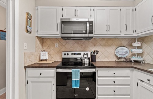 Bid-a-wee Beach House | 1 MINUTE WALK TO PRIVATE BEACH! Central PCB-Pier Park! Sleeps 8-10. Dogs ok.