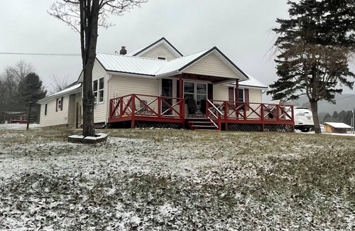 Tazewell House | 1 Queen Bedroom, 1 Bath, 2 Extra twin Beds, Beautiful mountain view from Porch.