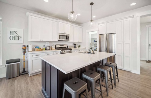 Orem House | #1 Summer Retreat/Custom Sauna/Theatre/Lux MTN Spa