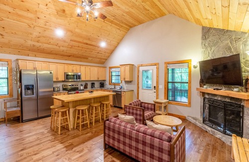 Qualla Cabin | *10% July Discount -For Dates Stayed July 8th -31st - New Reservations Only*