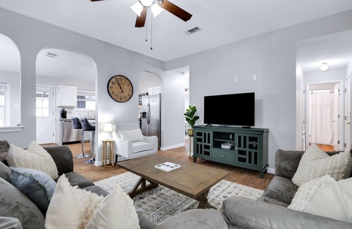 West San Antonio House | 10 mi Lackland AFB BMT Hot Tub~ Game Room ~ Bocce Ball ~ Horseshoes
